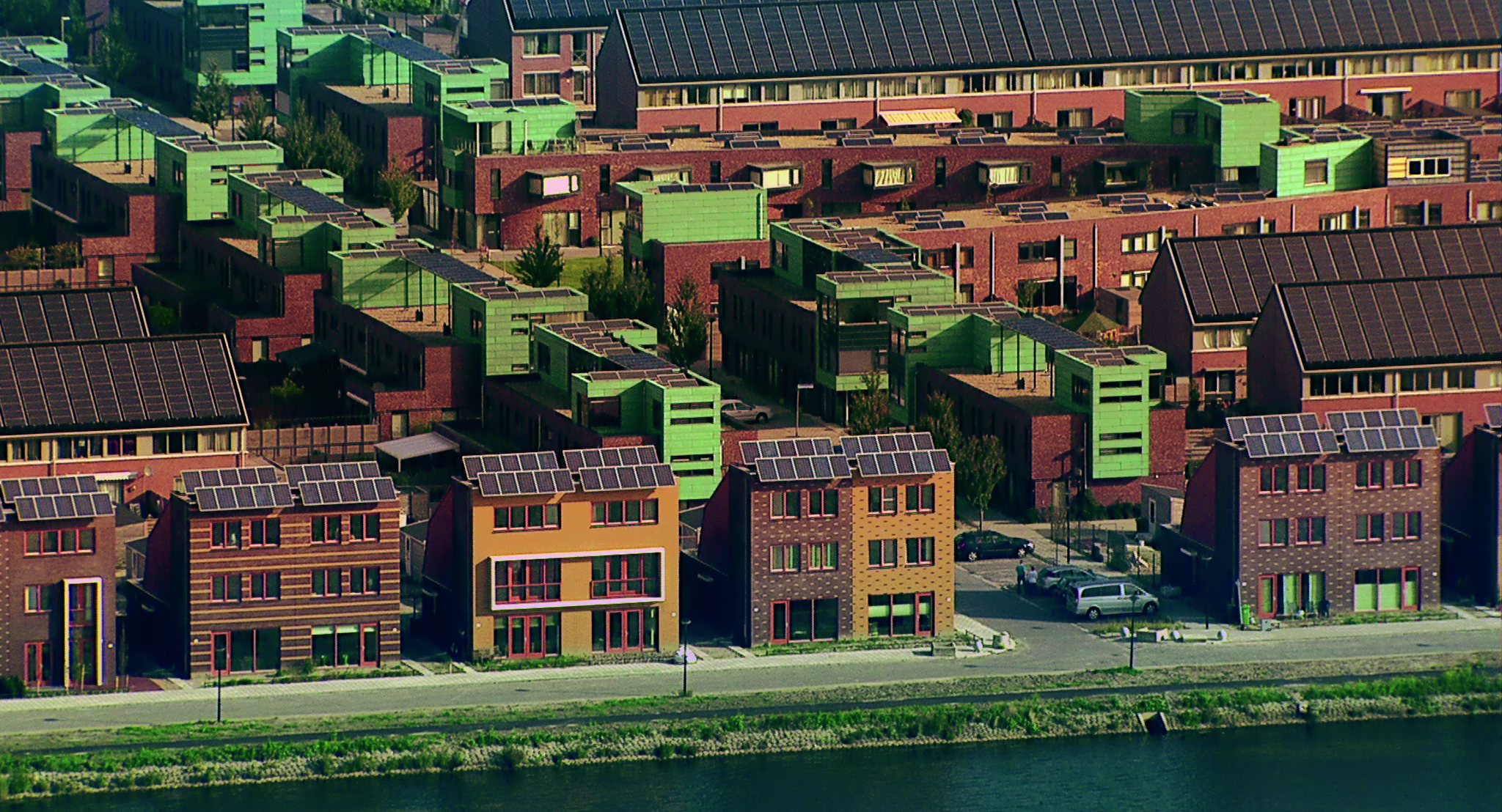 Blick auf ein Wohnquartier, in welchem jedes Haus Solarzellen auf dem Dach hat.